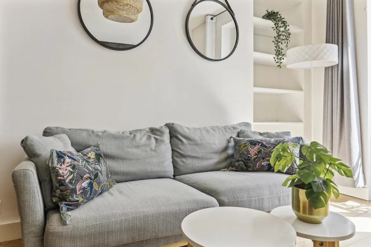 Διαμέρισμα Cozy 2-Bedroom Near Montmartre Παρίσι